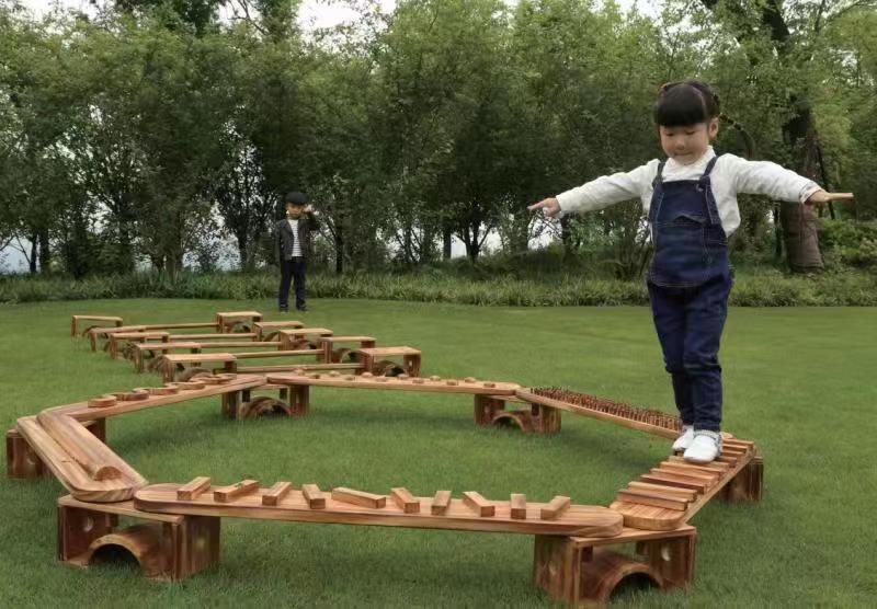 幼兒園戶外碳化實(shí)木玩具